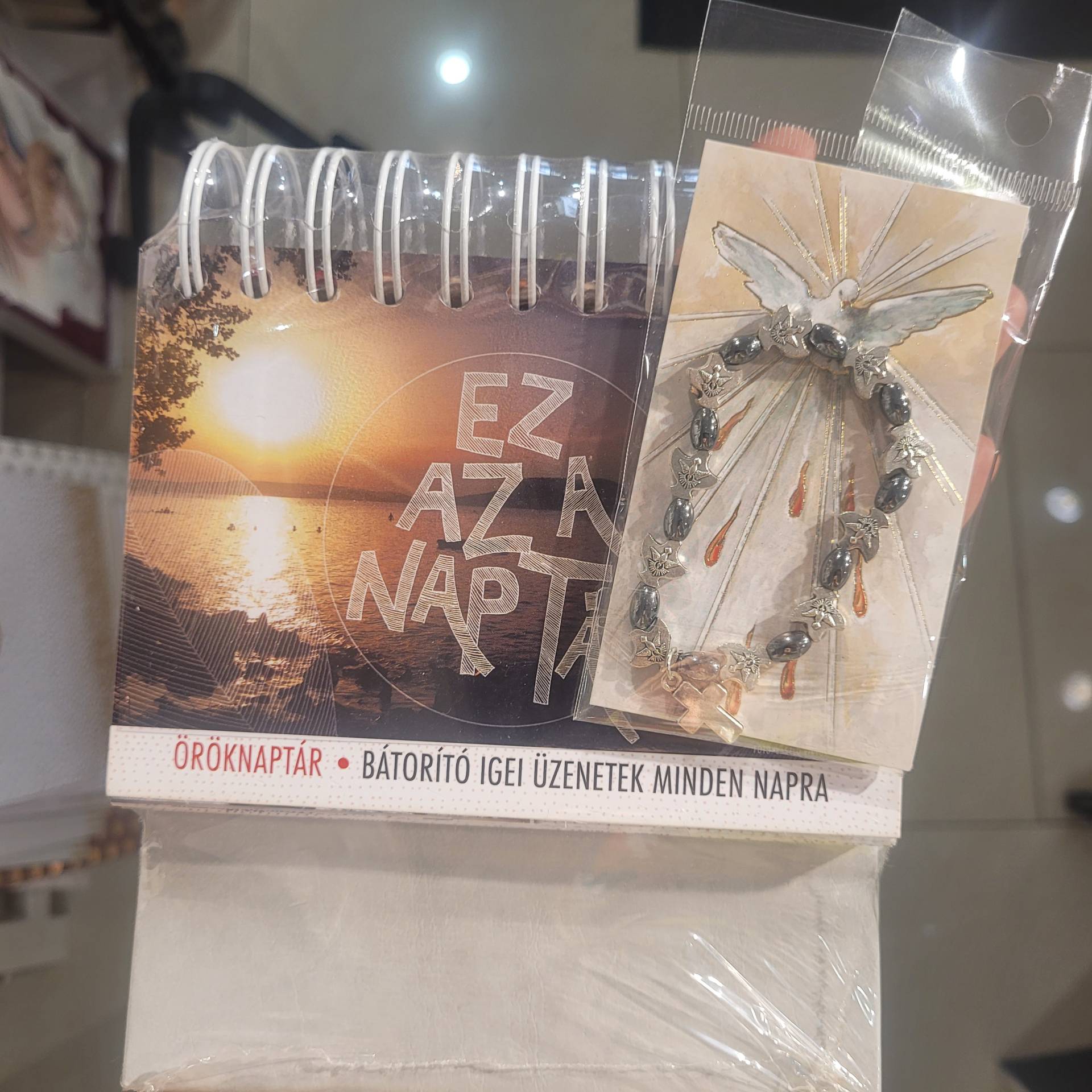 Bérmálkozó fiataloknak ÖRÖKNAPTÁR + Karkötő gumis Szentlélekkel+ Szentkép 