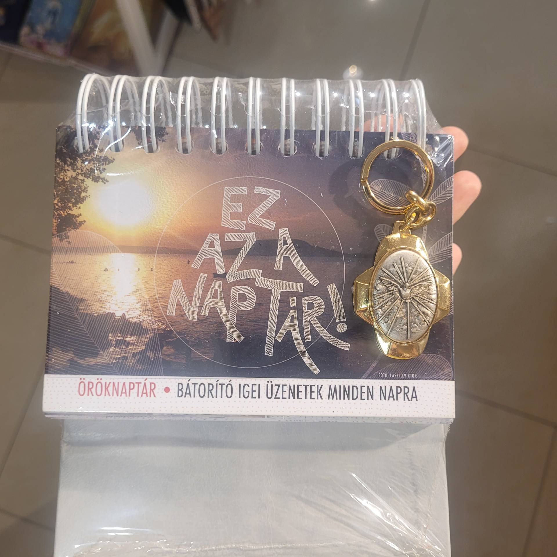 Bérmálkozó fiataloknak ÖRÖKNAPTÁR MINDEN NAP ISTEN SZAVÁVAL+SZENTLÉLEK KULCSTARTÓ 