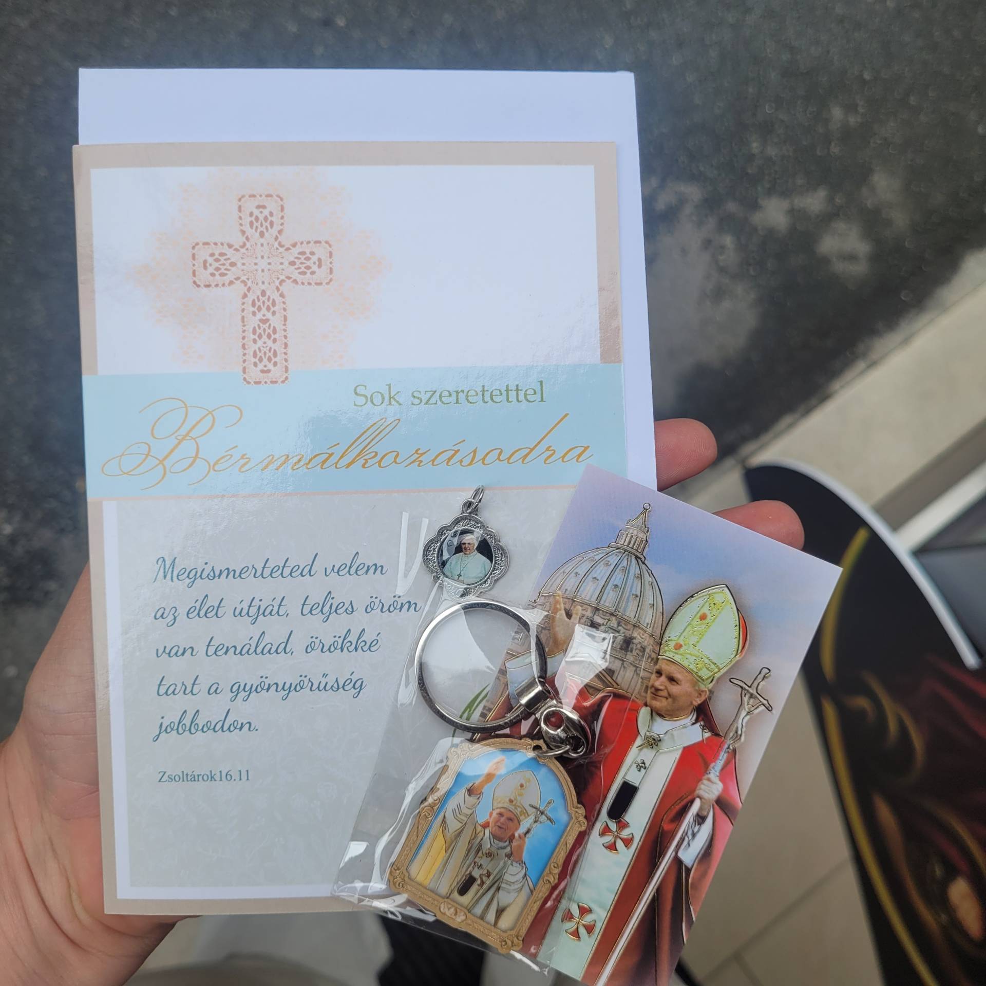 Szent II.JÁNOS PÁL FIATALOK VÉDŐSZENTJE KULCSTARTÓ+ SZENTKÉP ÉREMMEL+ GRATULÁCIÓS LAP ÉREMMEL  