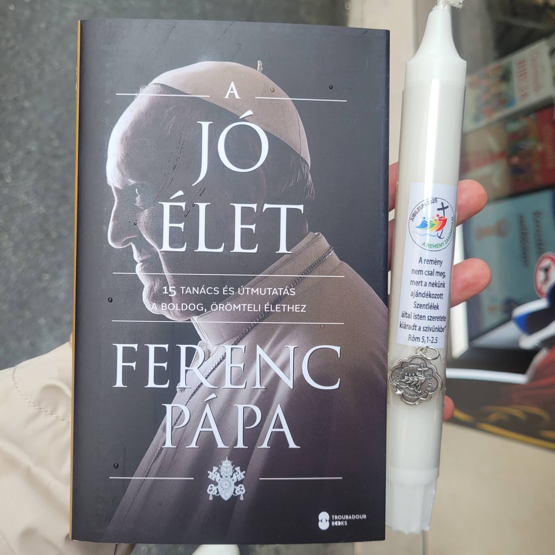 Ferenc Pápa ÚJ KÖNYVE + 2025 A REMÉNY ZARÁNDOKAI SZENTÉVRE KÉSZÜLT ÉREM  