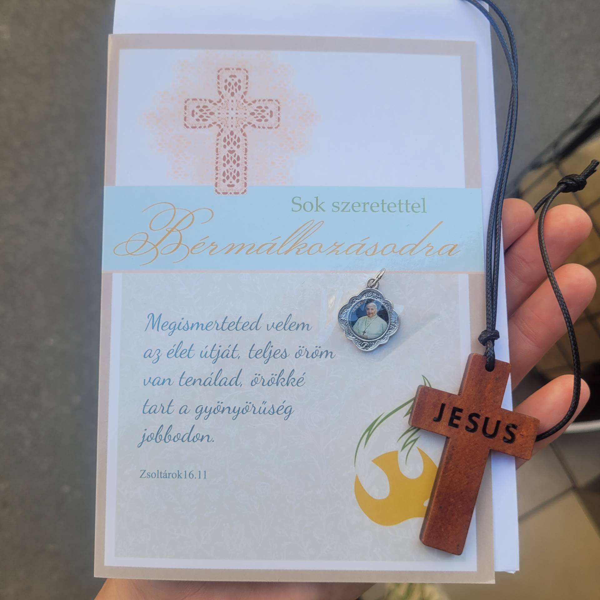 Bérmálásra Fiúknak Fából Jézus feliratú Kereszt bőrön+ Gratulációs Lap Isten szavával + 2025 Szentév A REMÉNY ZARÁNDOKI ÉREMMEL 