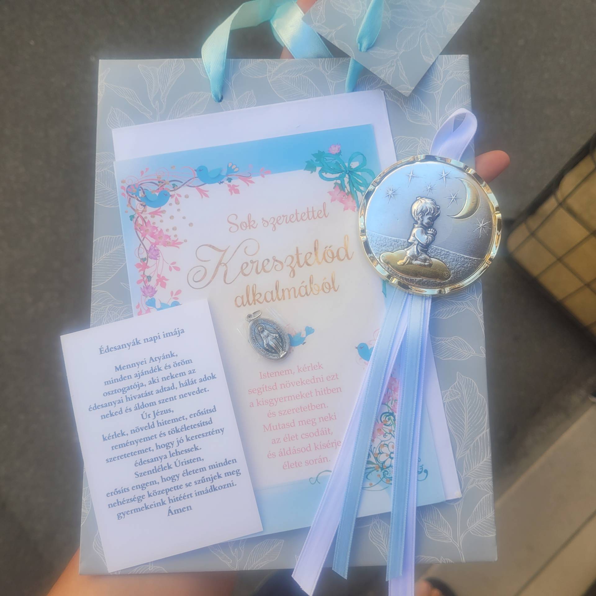 Kisfiú Keresztelőjére Ajándékcsomag! Kiságy fölé imádkozó kisfiú plakett+Gratulációs Lap Szűzanyaéremmel+Édesanyák imája+ Ajándéktáska 