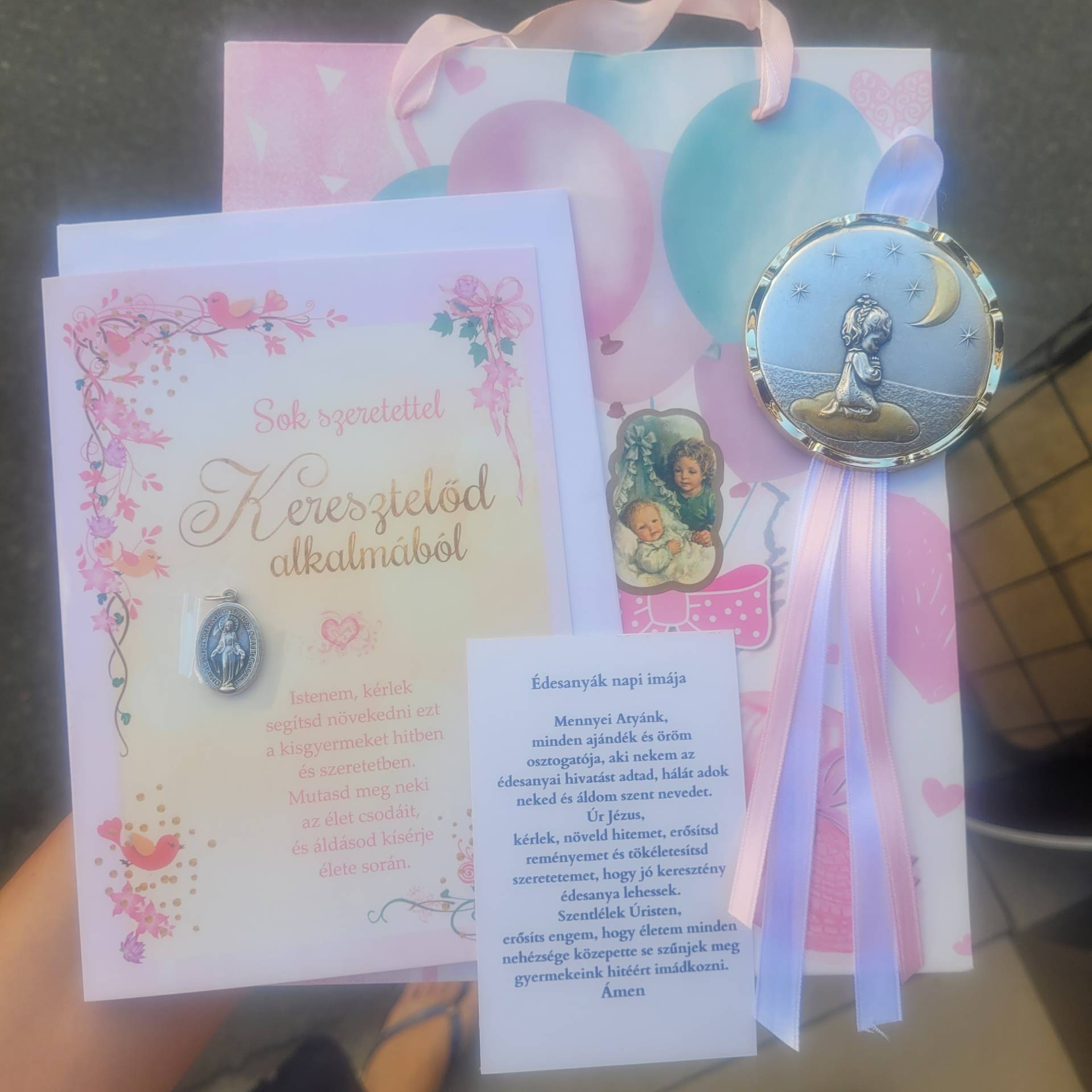 Keresztelőre Kislánynak Ajándékcsomag! Kiságy fölé imádkozó kisfiú Plakett+ Gratulációs Lap Szűzanyaéremmel+Ajándéktáska 