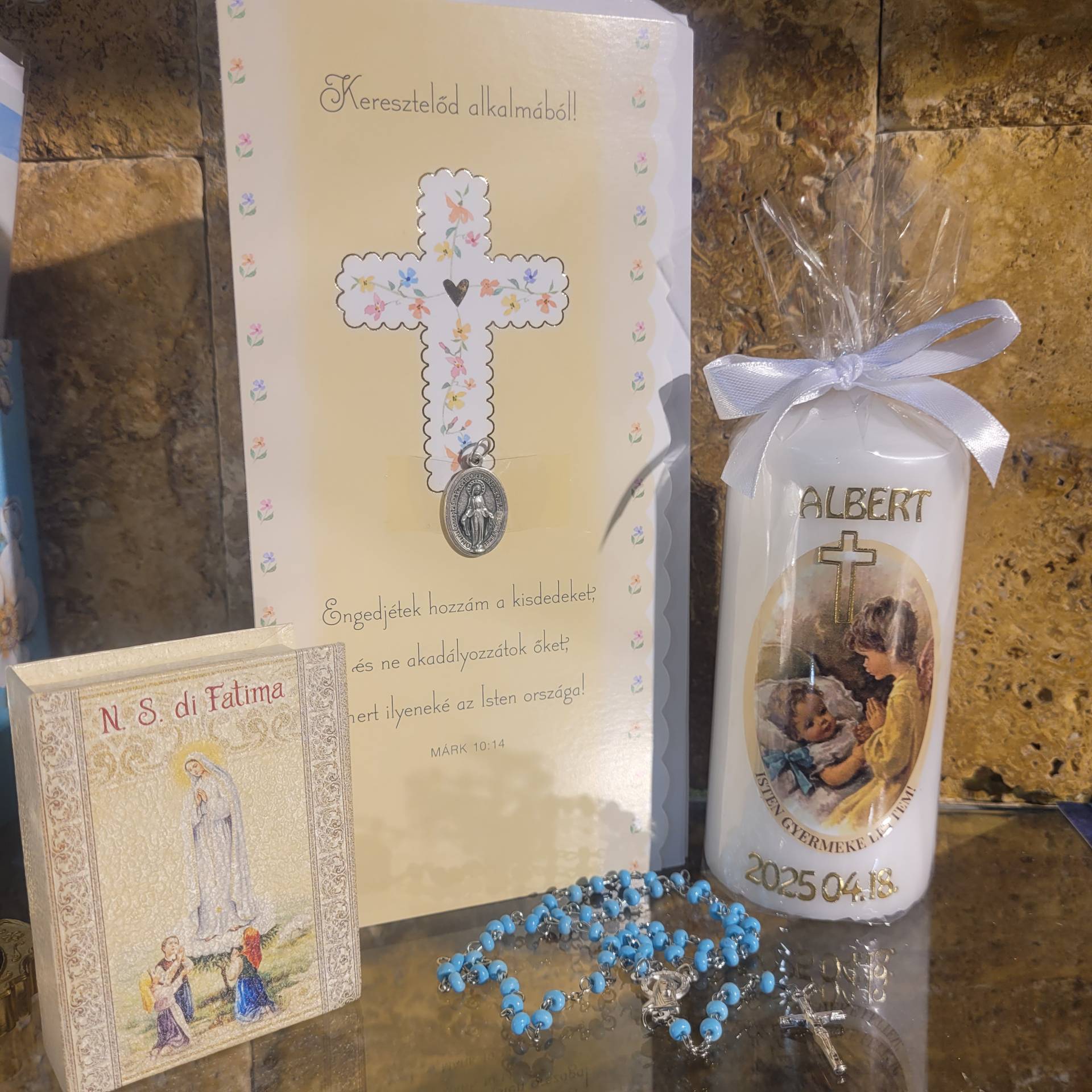 Keresztelőre Kisfiúnak Ajándékgyertya név + dátum kerül rá+gyerek rózsafüzér+Rózsafüzértartó 