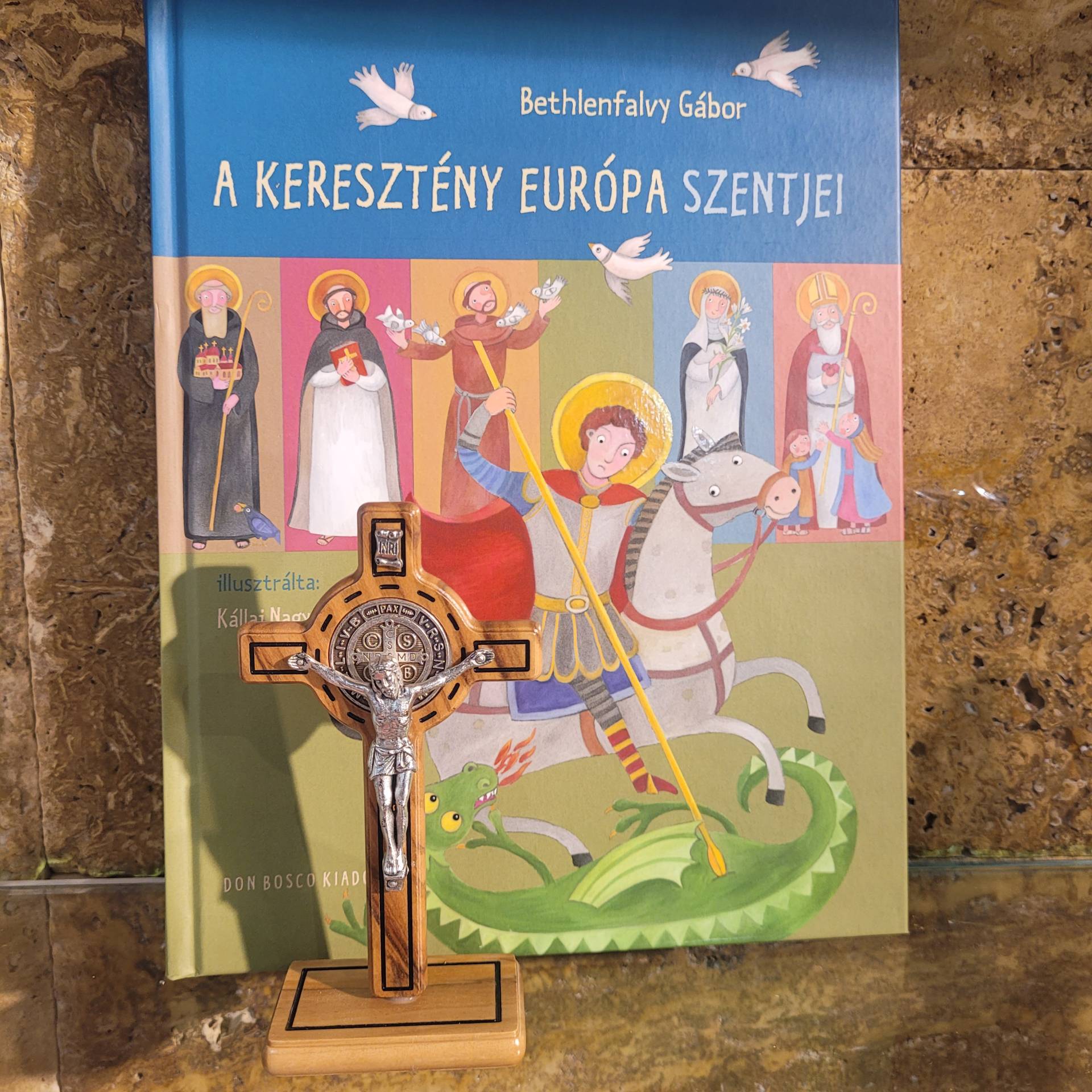 Elsőáldozók részére könyv+Talpas olajfakereszt 12cm a tanulóasztalra 