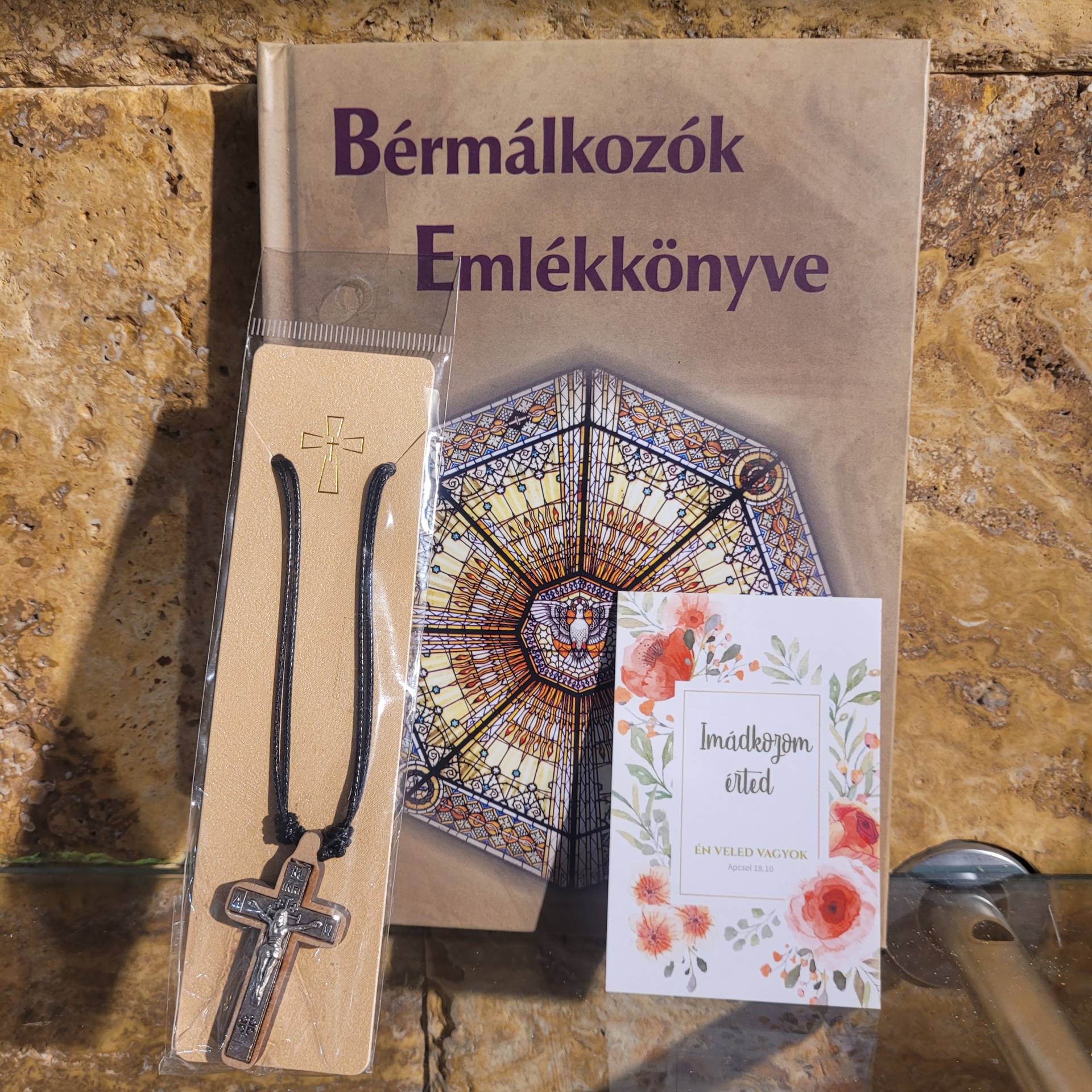 Könyv+Nyaklánc+Ajándékkisérő vagy könyvjelző Bérmálkozóknak 