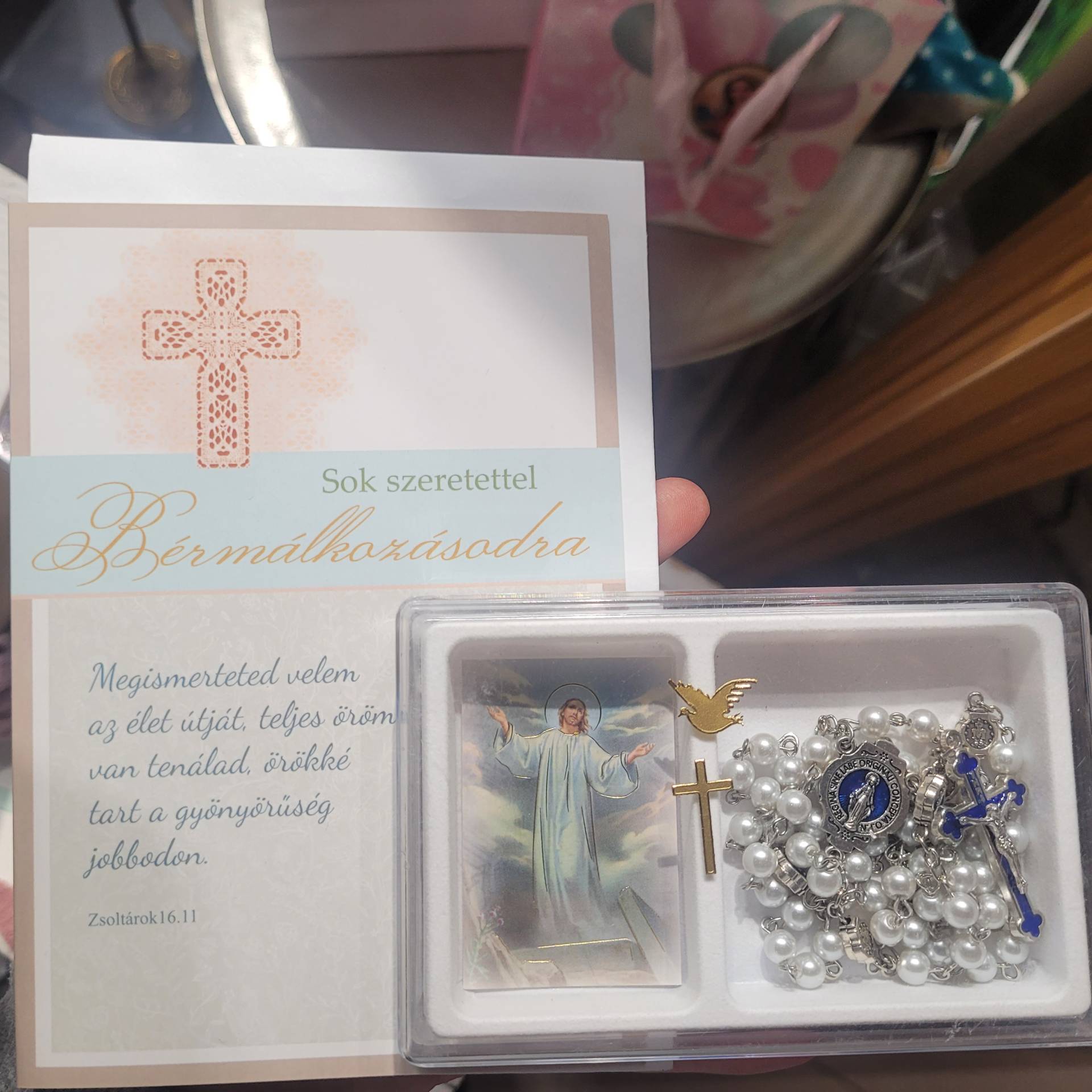 Bérmálásra Lányoknak: Segitő Szűzanya/ Csodáséremmel összekötve Rózsafüzér+Gratulációs Lap isten Szavával+ Szentlélekérem 