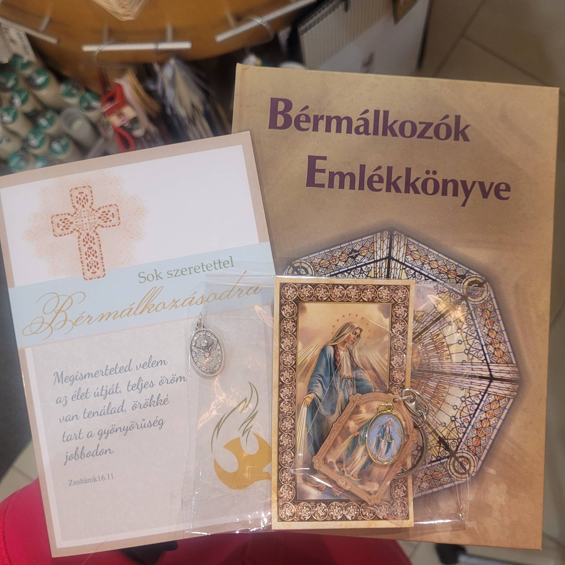 Bérmálkozók Részére Emlékkönyv+Gratulációs Lap Isten szavával+ Szentlélek érem+Segitő Szűzanya ima+kulcstartó + érem a mindennapokra! 