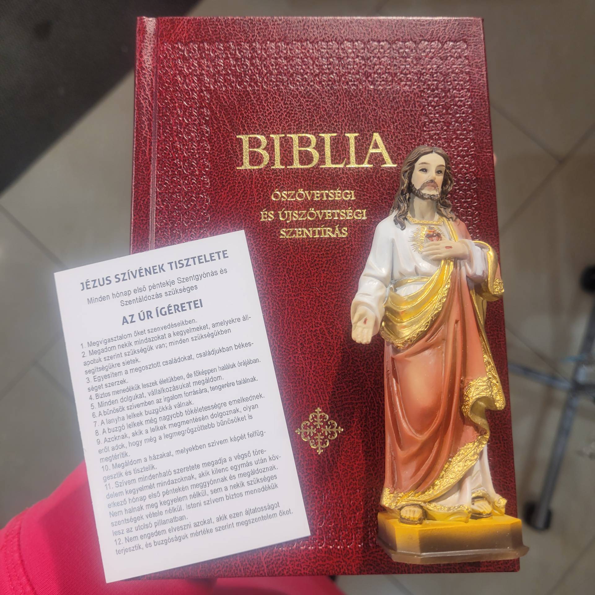 Bérmálkozók részére Egy Átfogó Értékes könyv Hitkérdések/váaszok színes fotokkal+ Jézus szíve szobor 12cm életre szoló Ajándék! 