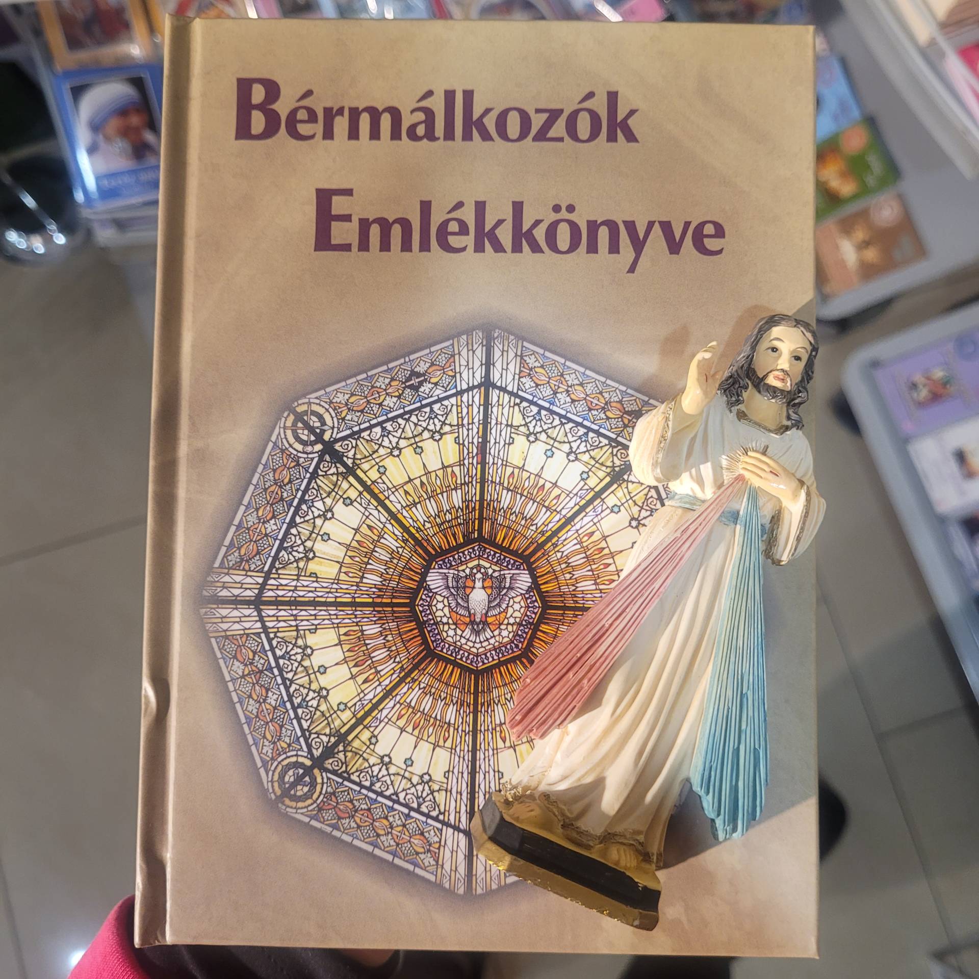 Bérmálkozók emlékkönyve+ Irgalmas Jézus szobor 12cm Életreszoló ajándék! 