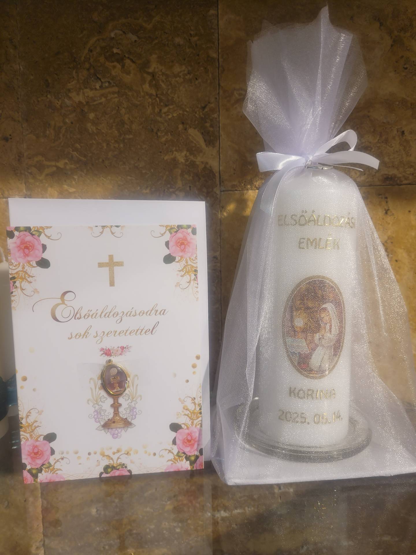 Elsőáldozók Részére Emlékgyertya üveglapon diszcsomgolásban+Elsőáldozók érme+ Gratulációs Lap Isten Szavával 