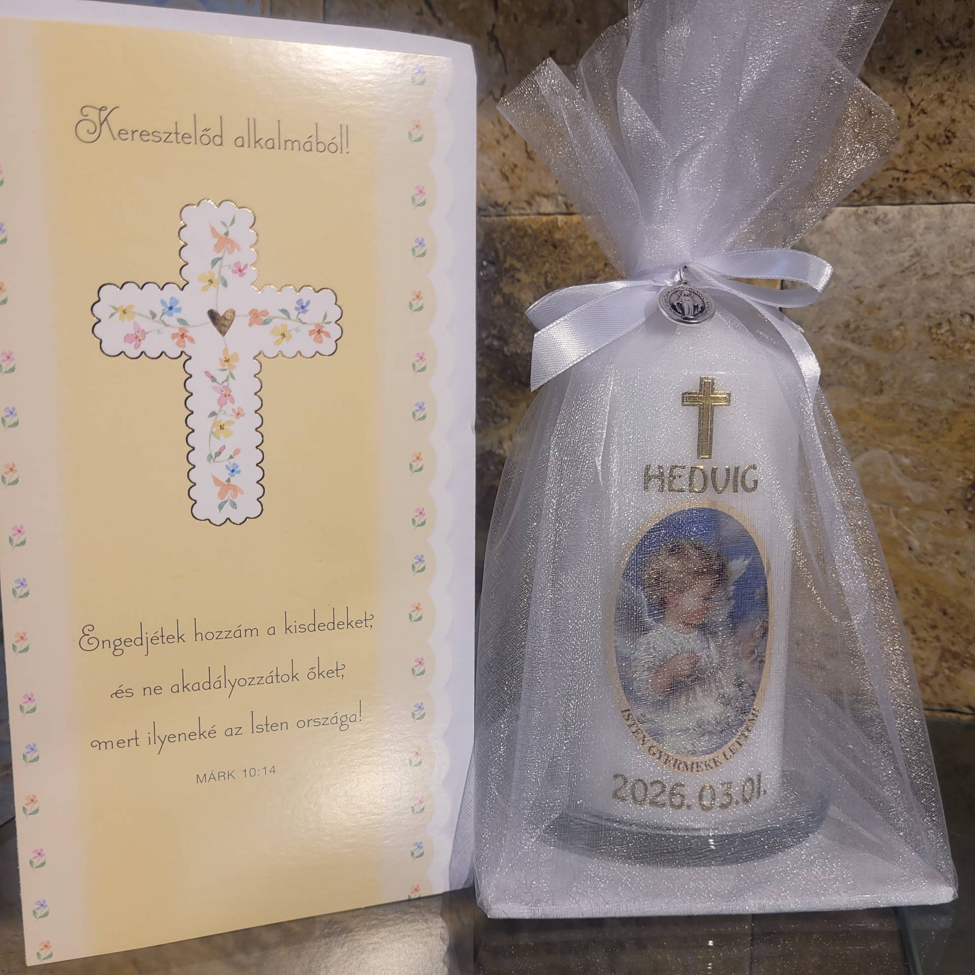 Ajándékgyertya Keresztelőre!Név+ Keresztelő dátuma kerül rá!A gyertya üveglapon tüll fehér csomagolásban!+ Szűzanyaérem 