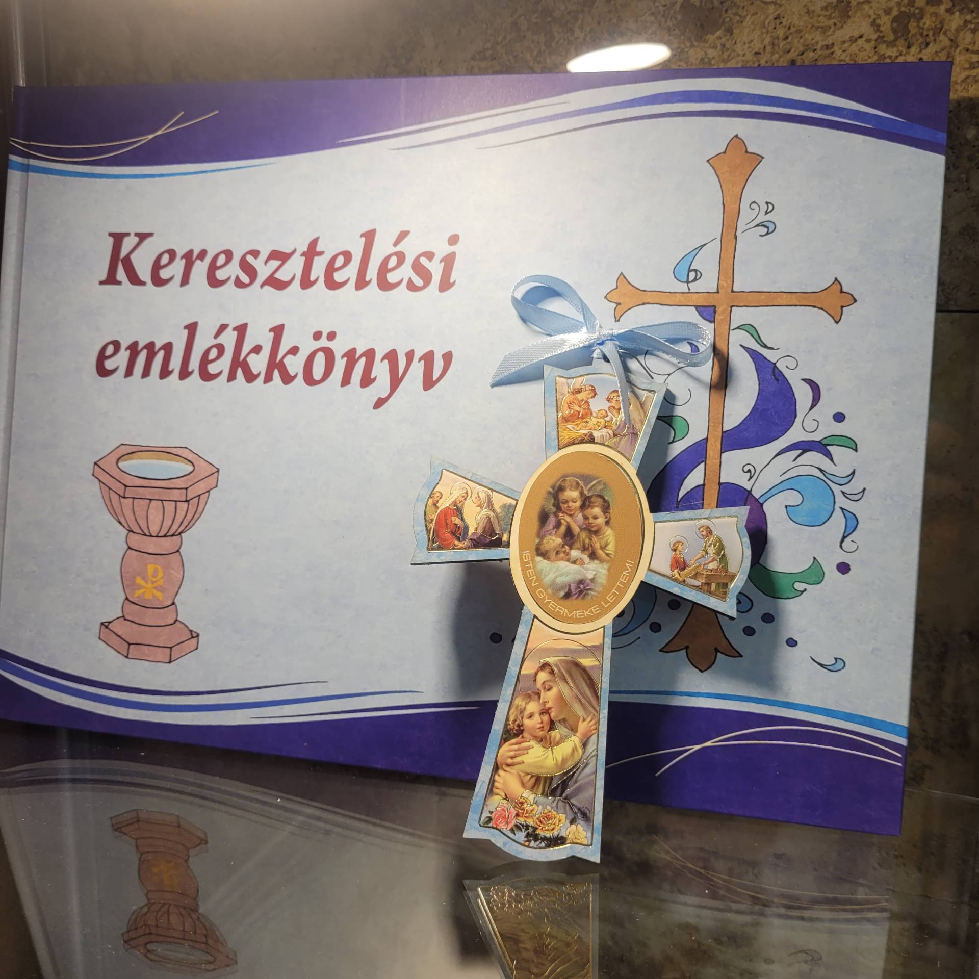 Kisfiú Részére Keresztelőre Emlékkönyv+ ISTEN GYERMEKE LETTEM FELIRATOS KERESZT 12cm 
