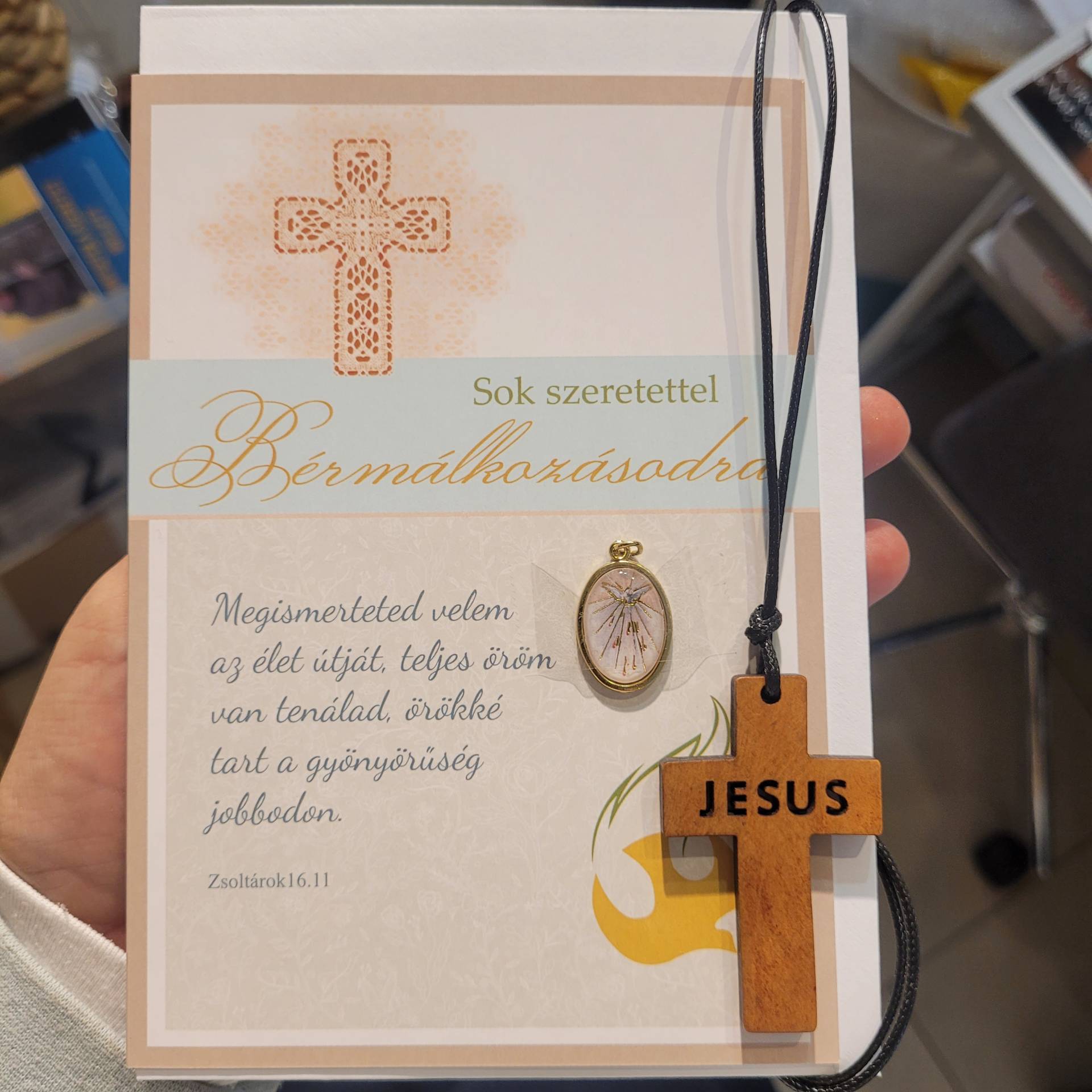 Bérmálásra Fiúknak : Gratulációs Lap Isten Áldásával + Szentlélek érem +Fa Bőrrel Kereszt 