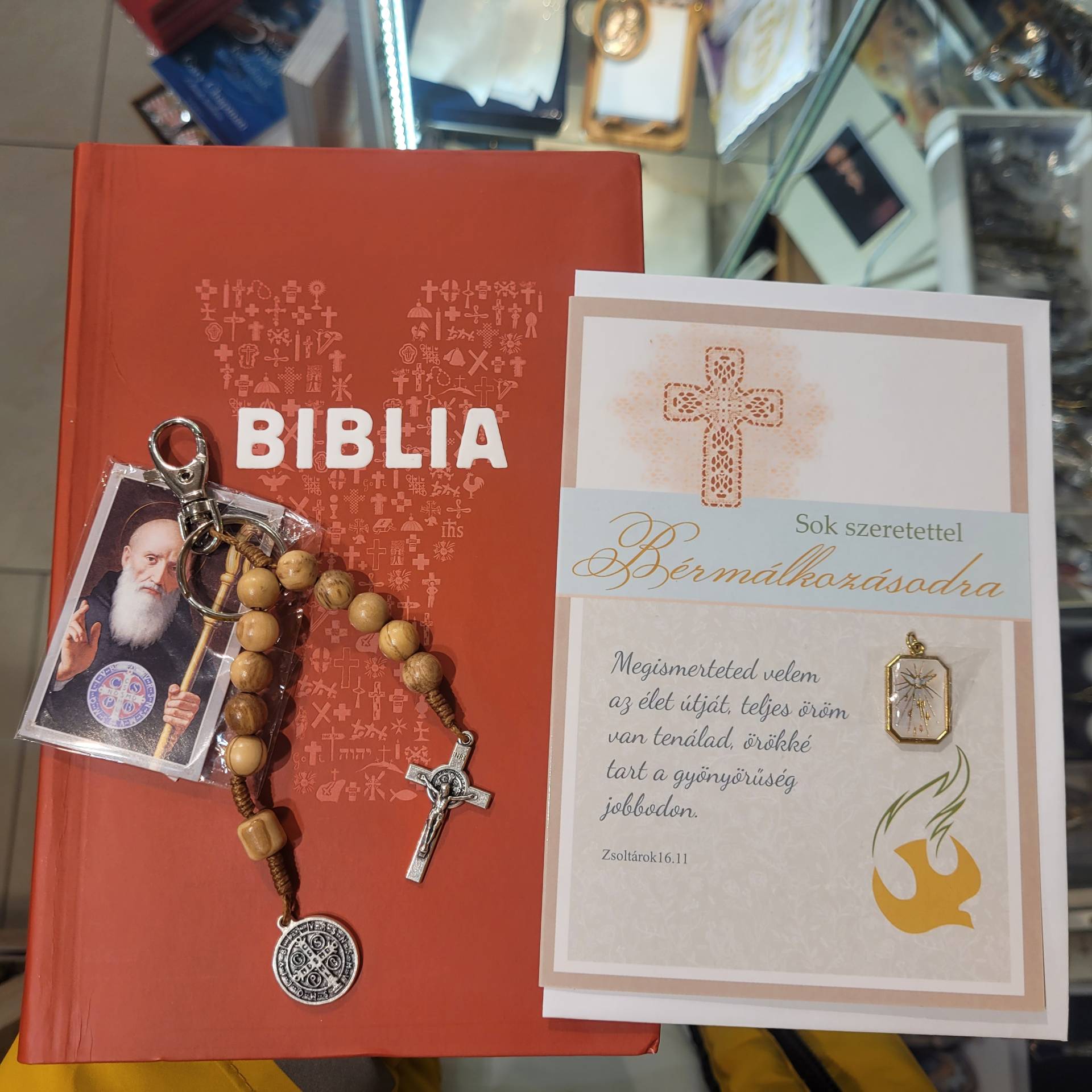 Bérmálkozók részére egy szuper könyv TELJES BIBLIÁT MAGYARÁZÓ KÖNYV+OLAJFÁBÓL KÉSZÜLT 1 TIZEDES RÓZSAFÜZÉR+GRATULÁCIÓS LAP SZENTLÉLEK ÉREMMEL 