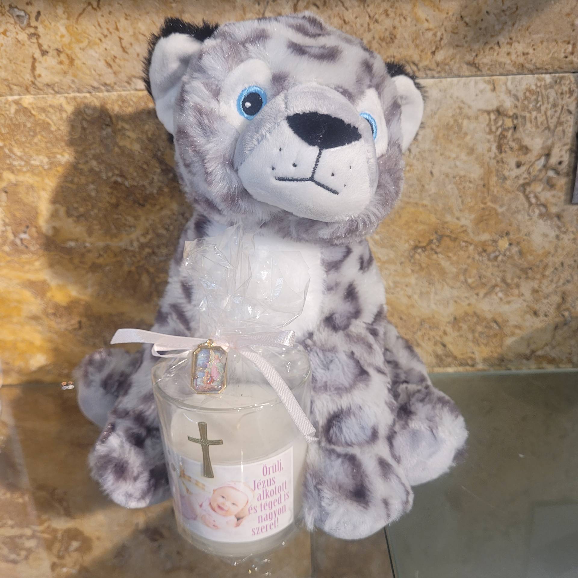 BABASZÜLETÉSRE,KERESZTELŐRE PUHA PLÜSS TIGRIS+ GYERTYA SZŰZANYAÉREMMEL KÉRÉSÉRE FELIRJUK A BABA NEVÉT + DÁTUMOT 