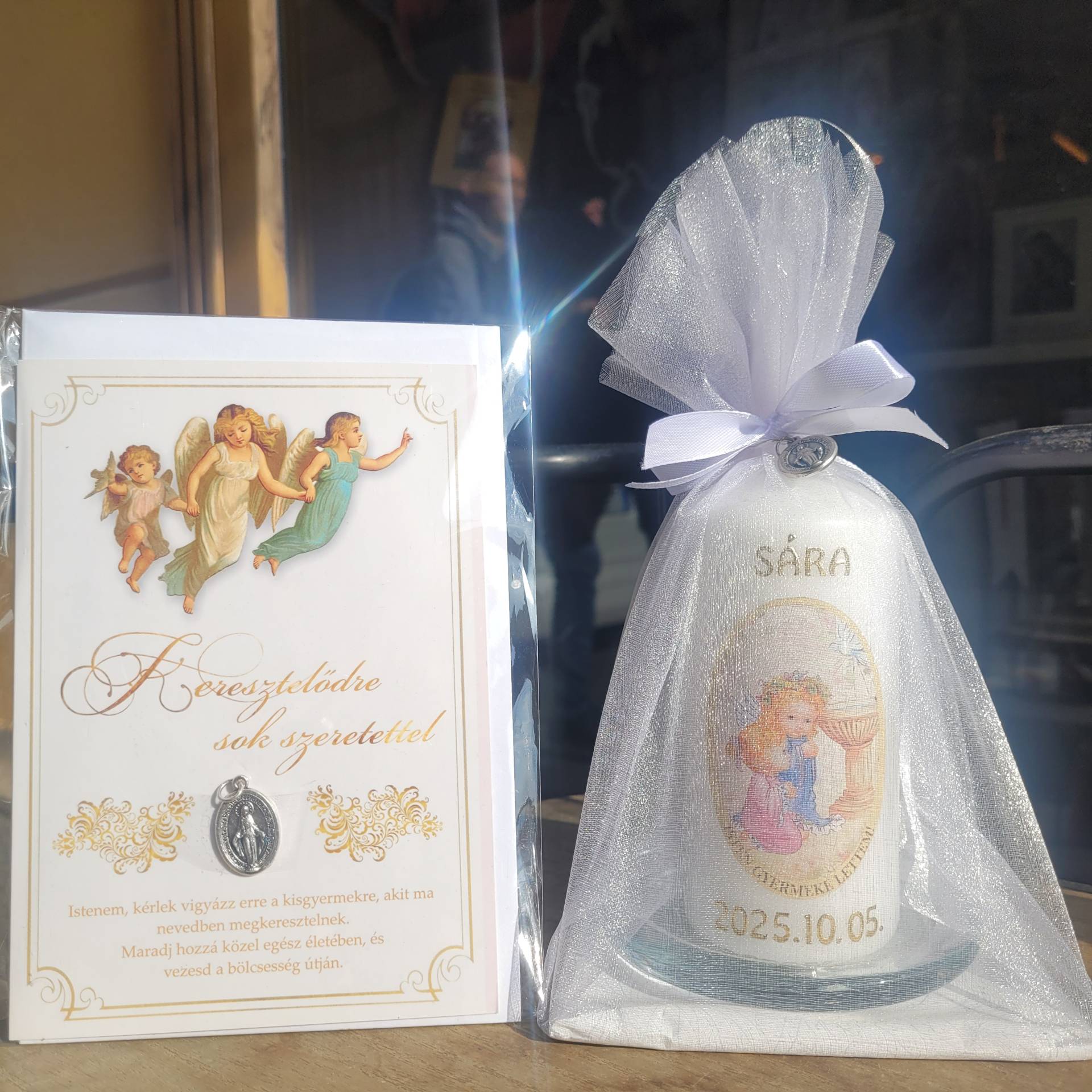 Keresztelőre Ajándékcsomag:Ajándékgyertya Név+dátum Kerül rá!+Gratulációs Lap Isten szavával+Szűzanyaérem 