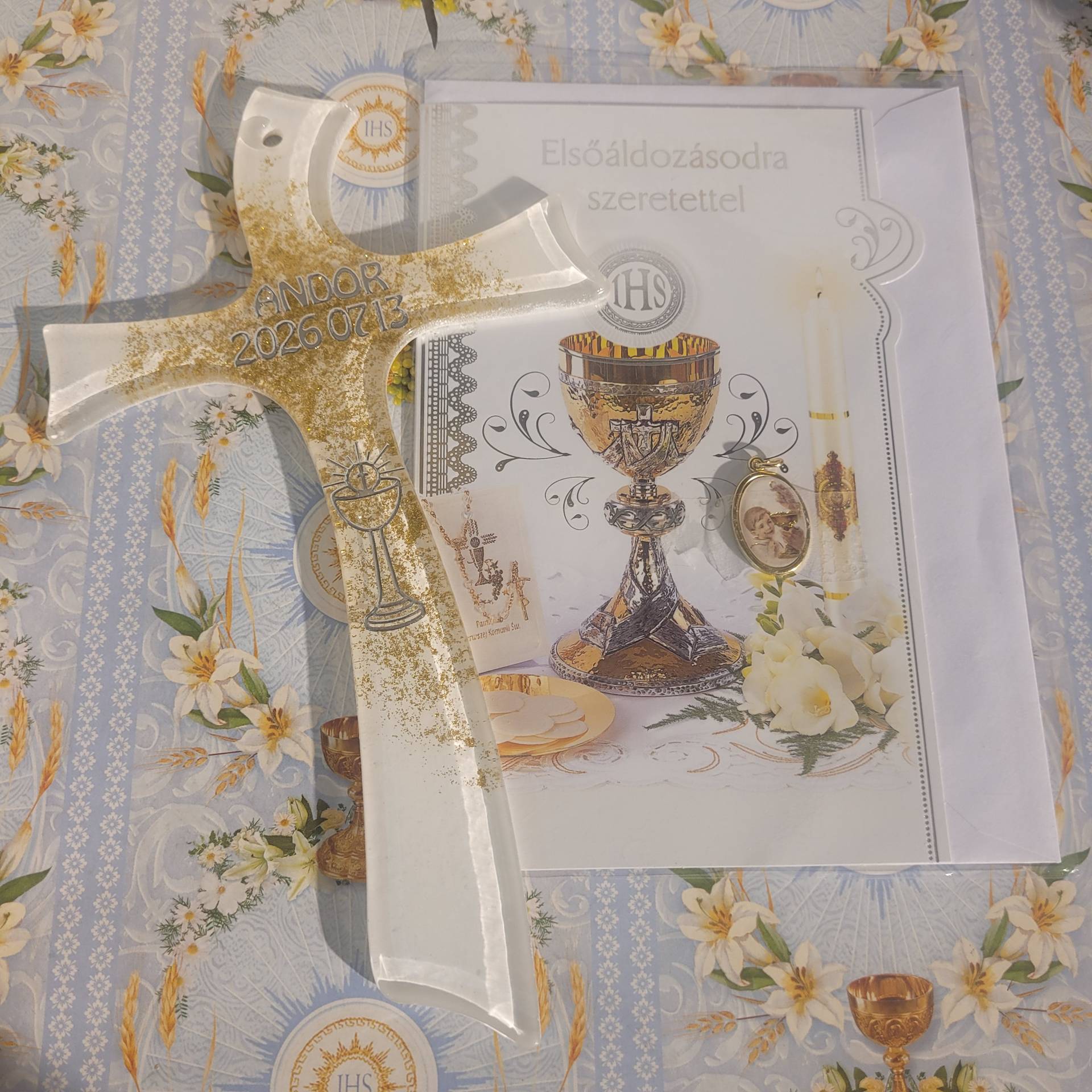 Muránoi ÜVegkereszt 21cm*12cm -FEHÉR TÜLLBE CSOMAGOLJUK. FELIRATOZZUK! Keresztnév+Az Elsőáldozás dátuma kerül Rá!+Gratulácios Lap Elsőáldozási Éremmel 