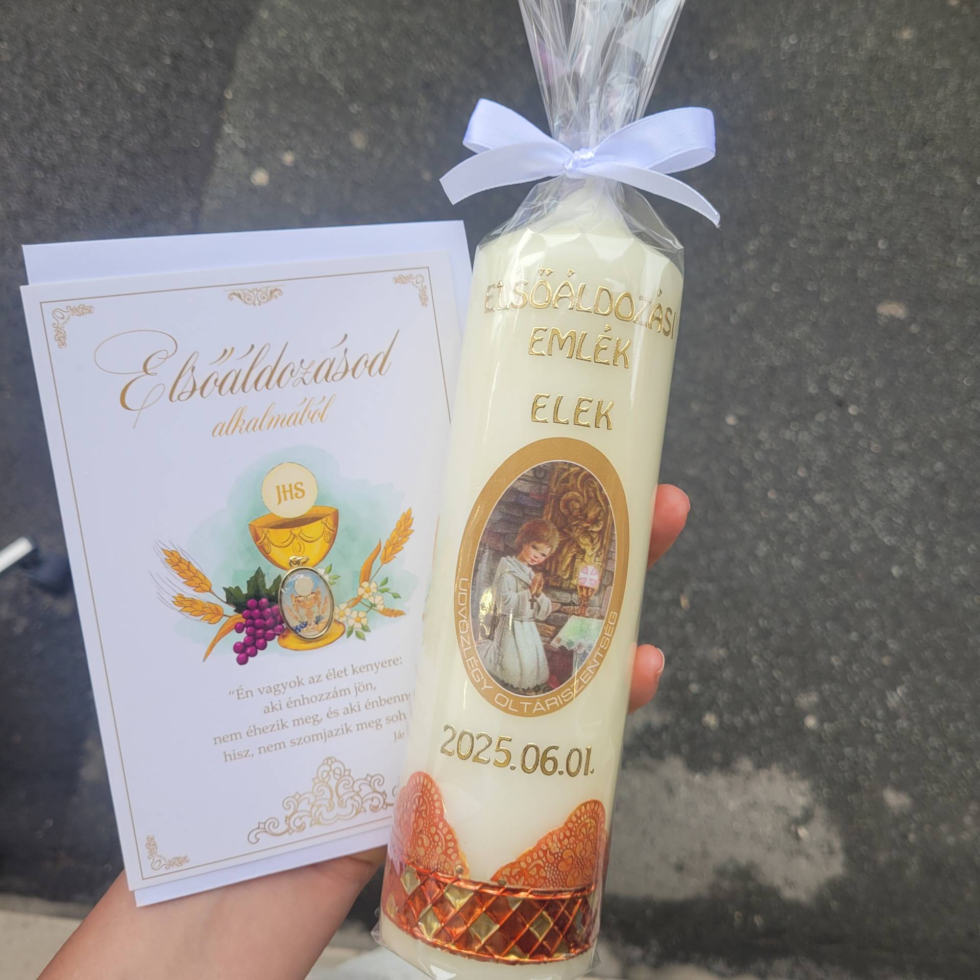 Elsőáldozásra Ajándékgyertya.Név+ Dátum Kerül Rá+ Gratulációs Lap Elsőáldozási Éremmel 