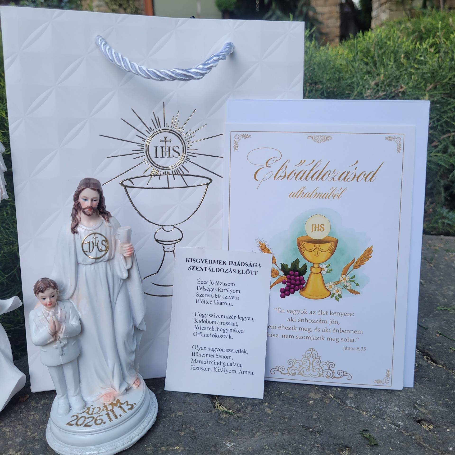 Elsőáldozó Kisfiú Jézussal 15cm magas Feliratozzuk+Fehér tüll csomagolás! ! Keresztnév+ Elsőáldozás dátuma kerül rá! +gratulációs Lap Isten szavával+ Szentkép Elsőáldozóknak imával 