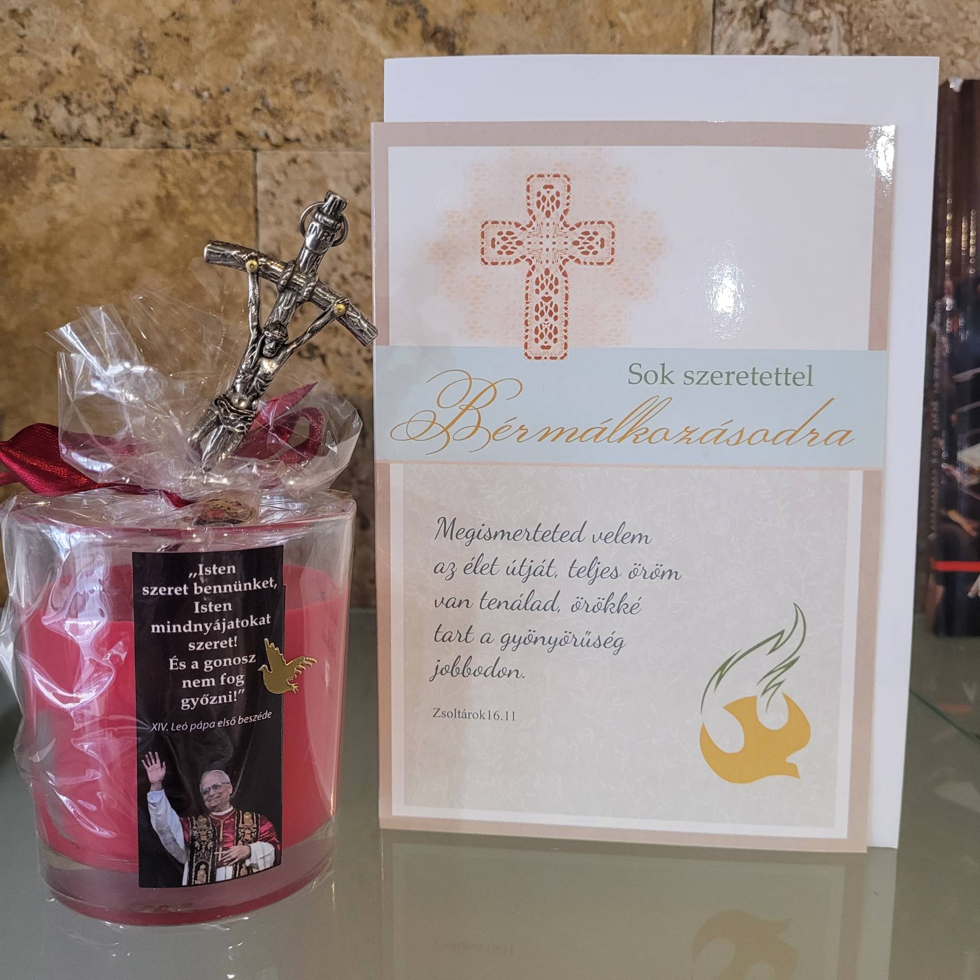 Bérmálásra 13cm Pápai feszület Kereszt+ Üvegpoharas gyertya feliratozzuk keresztnév+ A bérmálás dátuma!+gratulációs Lap 