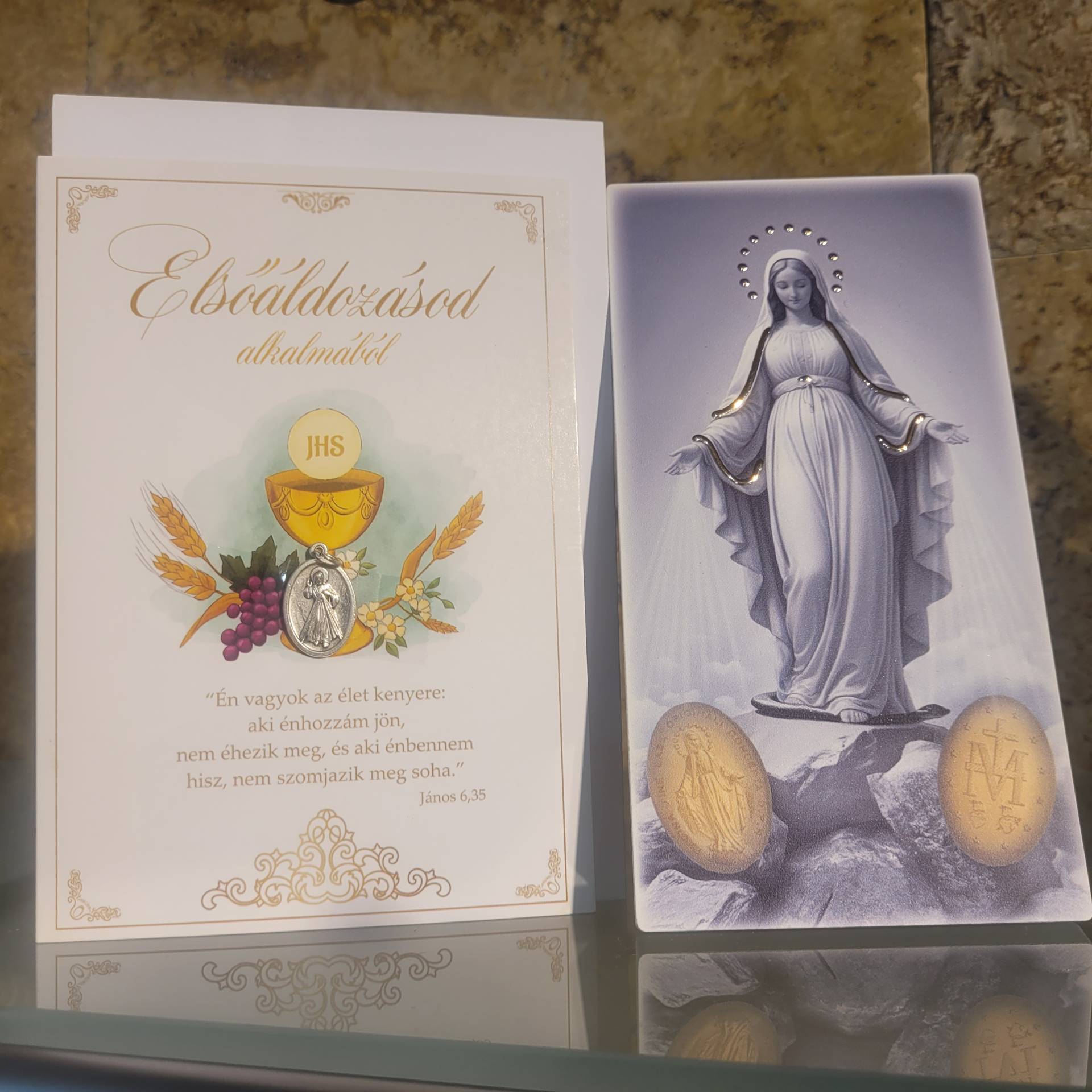 Elsőáldozásra Gyönyörő Segitő Szűzanya Kép-Csodásérmekkel Ezüst berakásokkal+ Gratulációs Lap Isten Szavával + Elsőáldozók érme 