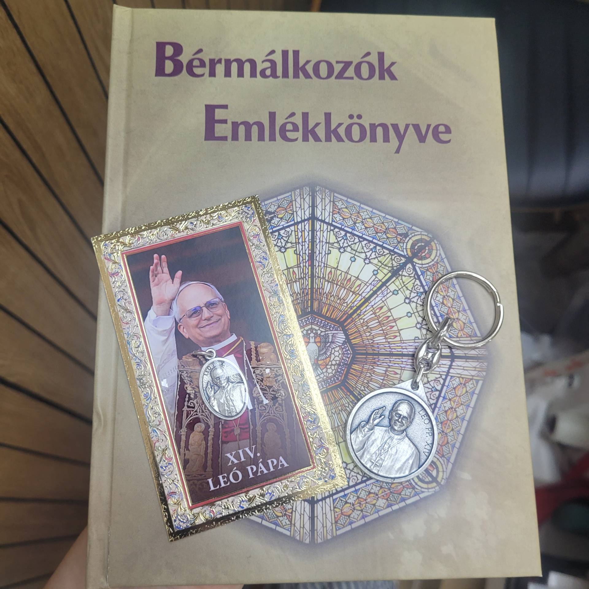 Bérmálási emlékkönyv+XIV.LEÓ PÁPA SZENTKÉP+ ÉREM 
