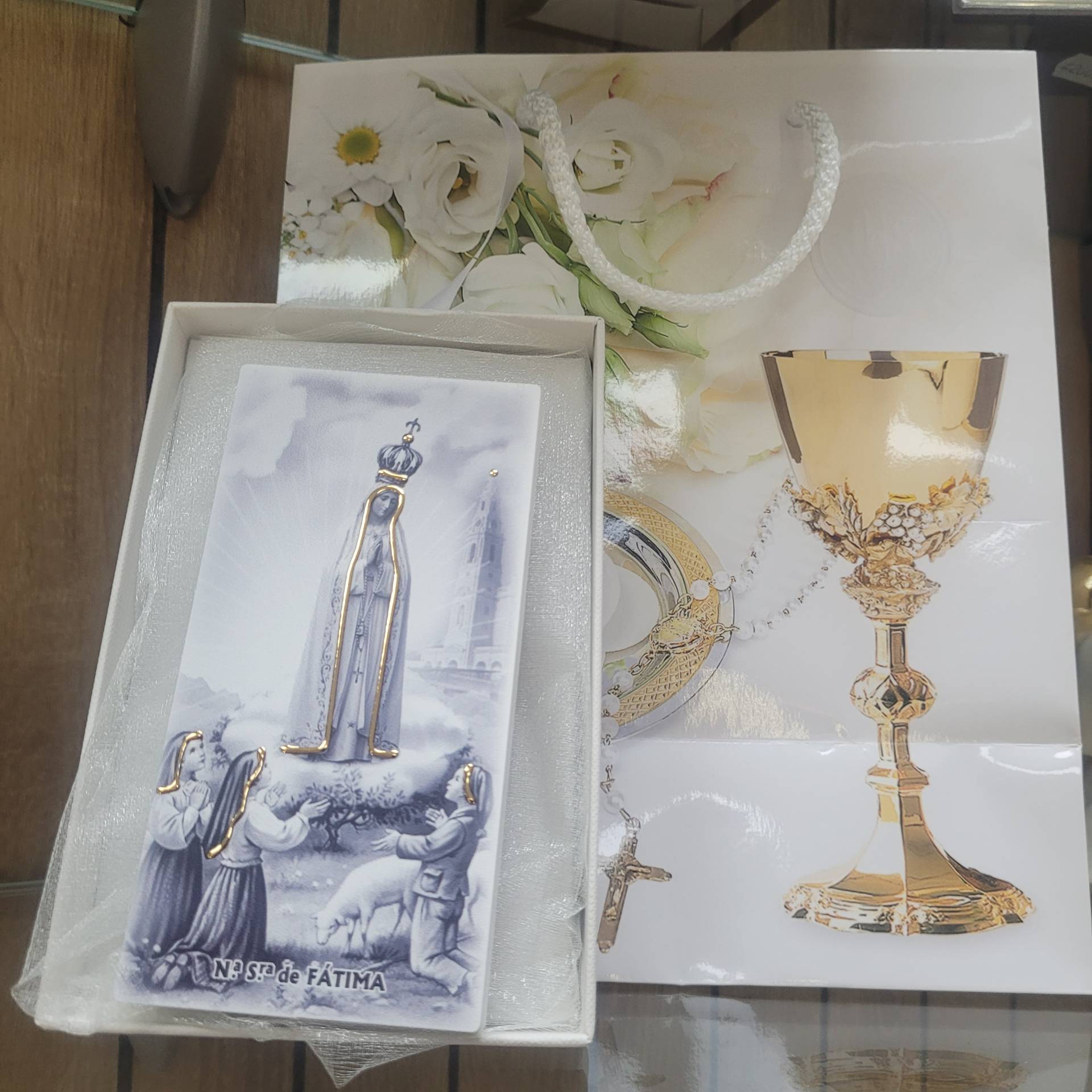 Elsőáldozásra,Bérmálásra Gyönyörű Fatimai Szűzanya Kép gyerekekkel+ Ajándéktáska mérete: 12cm*6,5cm   Ezüst-arany lemezekkel  
