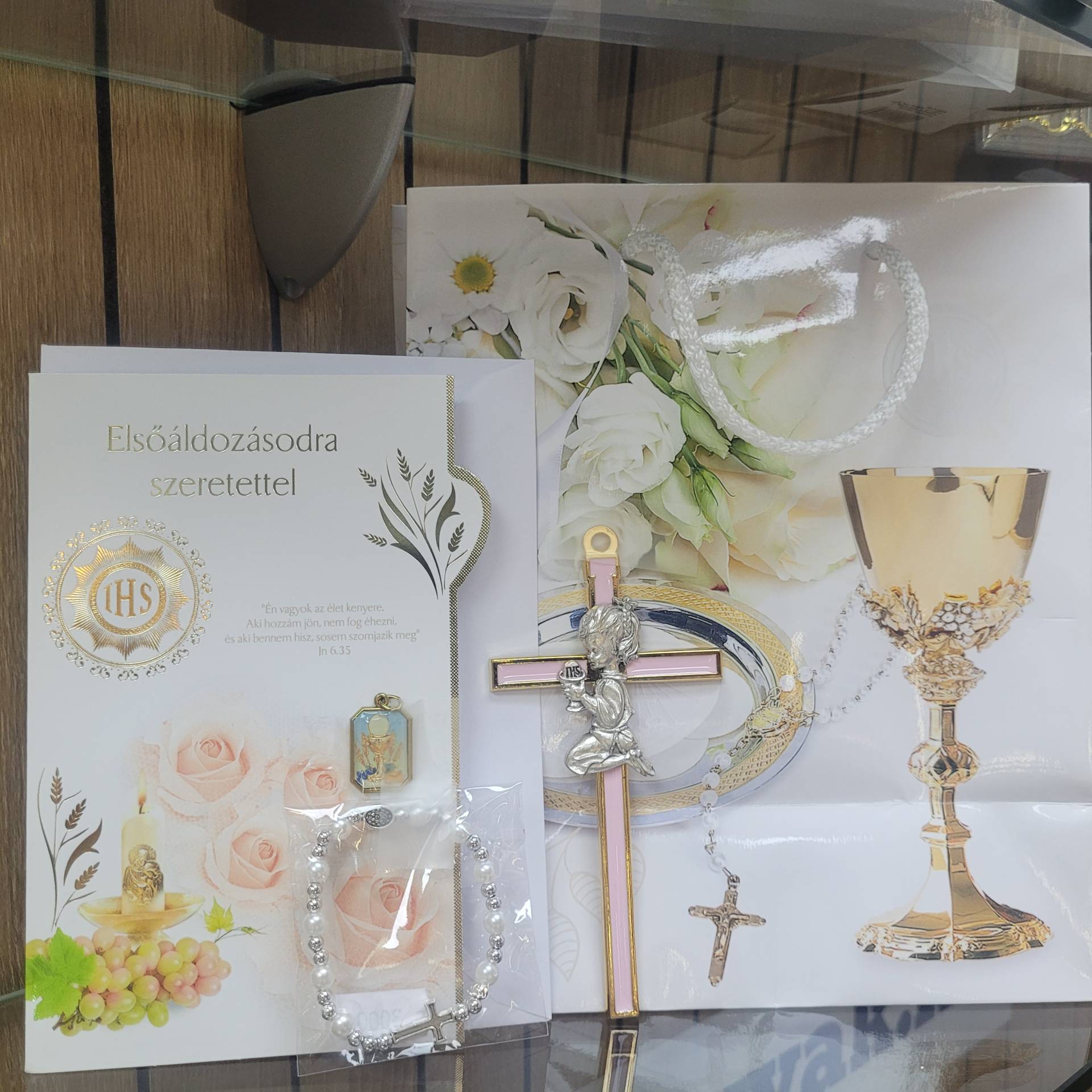 Elsőáldozásra Kislányak emlékkereszt+Gratulációs Lap Elsőáldozók érmével+ Ajándéktáska  