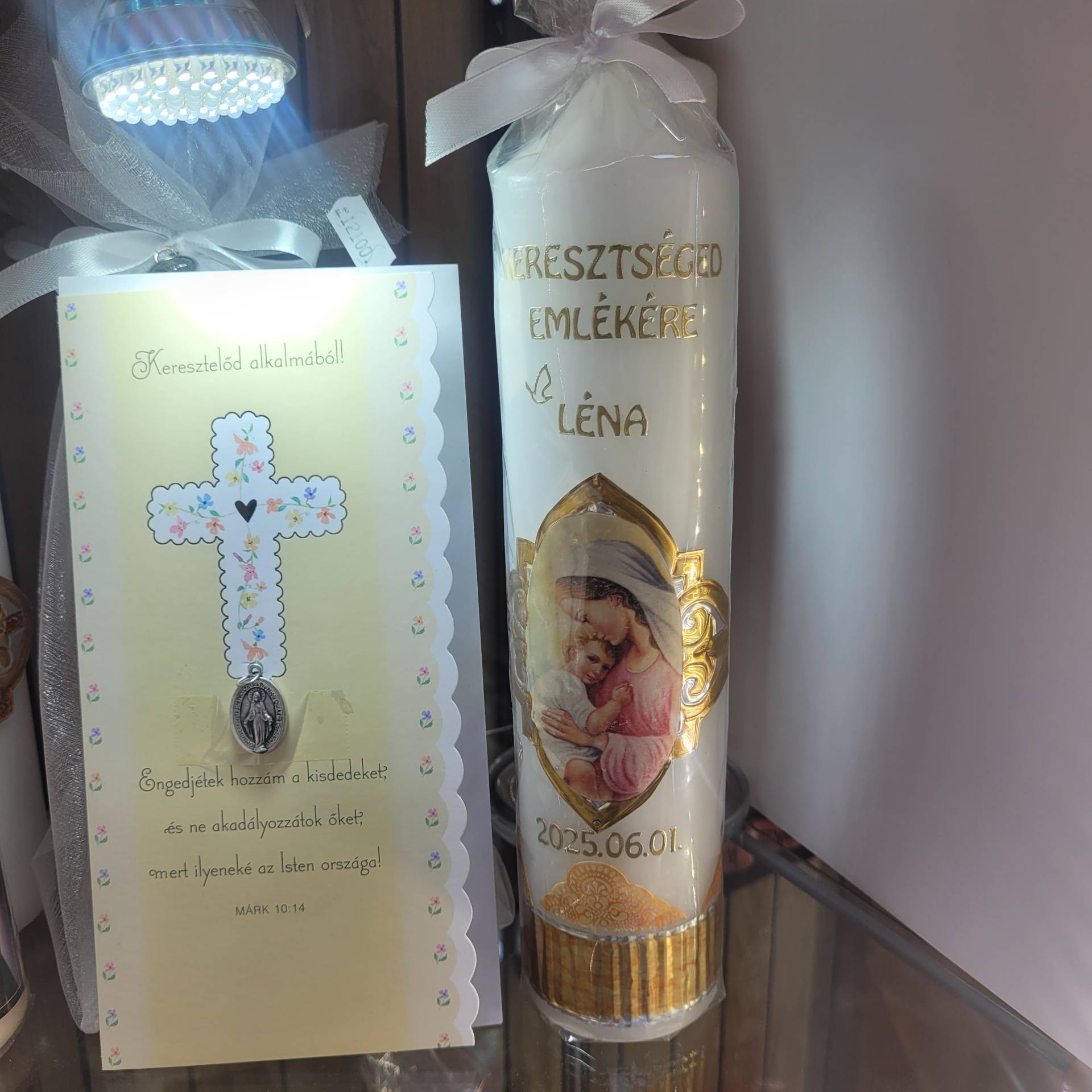 Ajándékgyertya /Név+Dátum kerül rá Keresztelőre!/+Gratulációs Lap Szűzanyaéremmel/ 