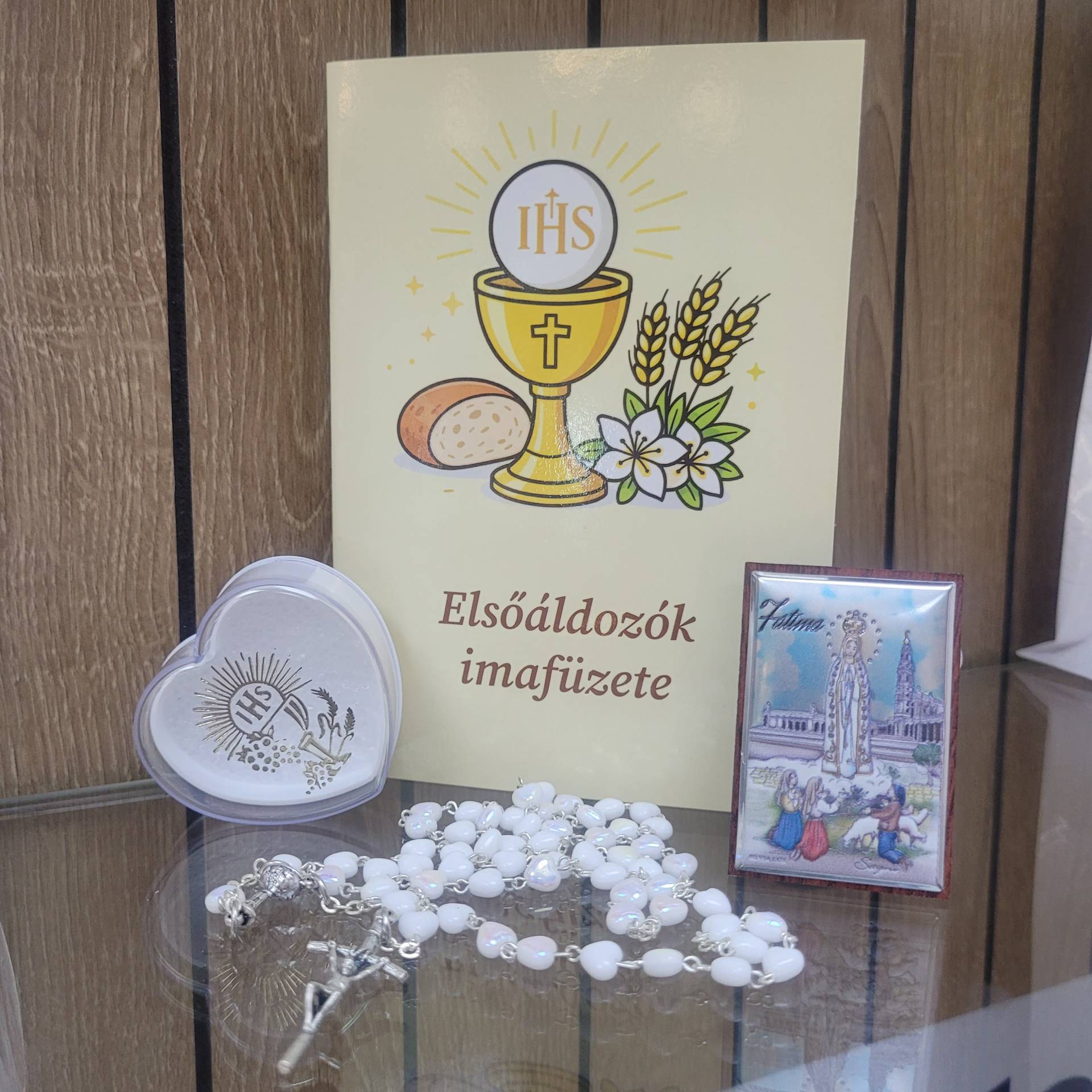 Elsőáldozók Részére Gyönyörű Fatimai Szűzanya ezüst ikon kép Mérete: 5cm*4cm A hátulja feliratozható!+ Imafüzet+ Kehelykapoccsal  Rózsafüzér Elsőáldozóknak+Tok 