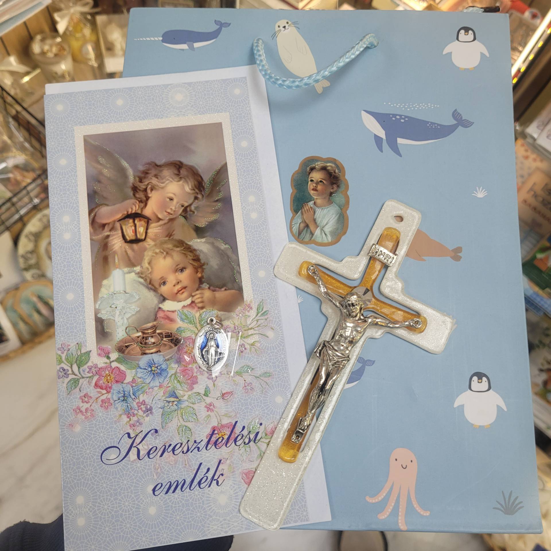 Kisfiú részére Muránoi üveg kereszt Swarovski kővel+Gratulációs Lap Szűzanyaéremmel A Lapot ki Lehet tölteni !+Ajándéktáska  
