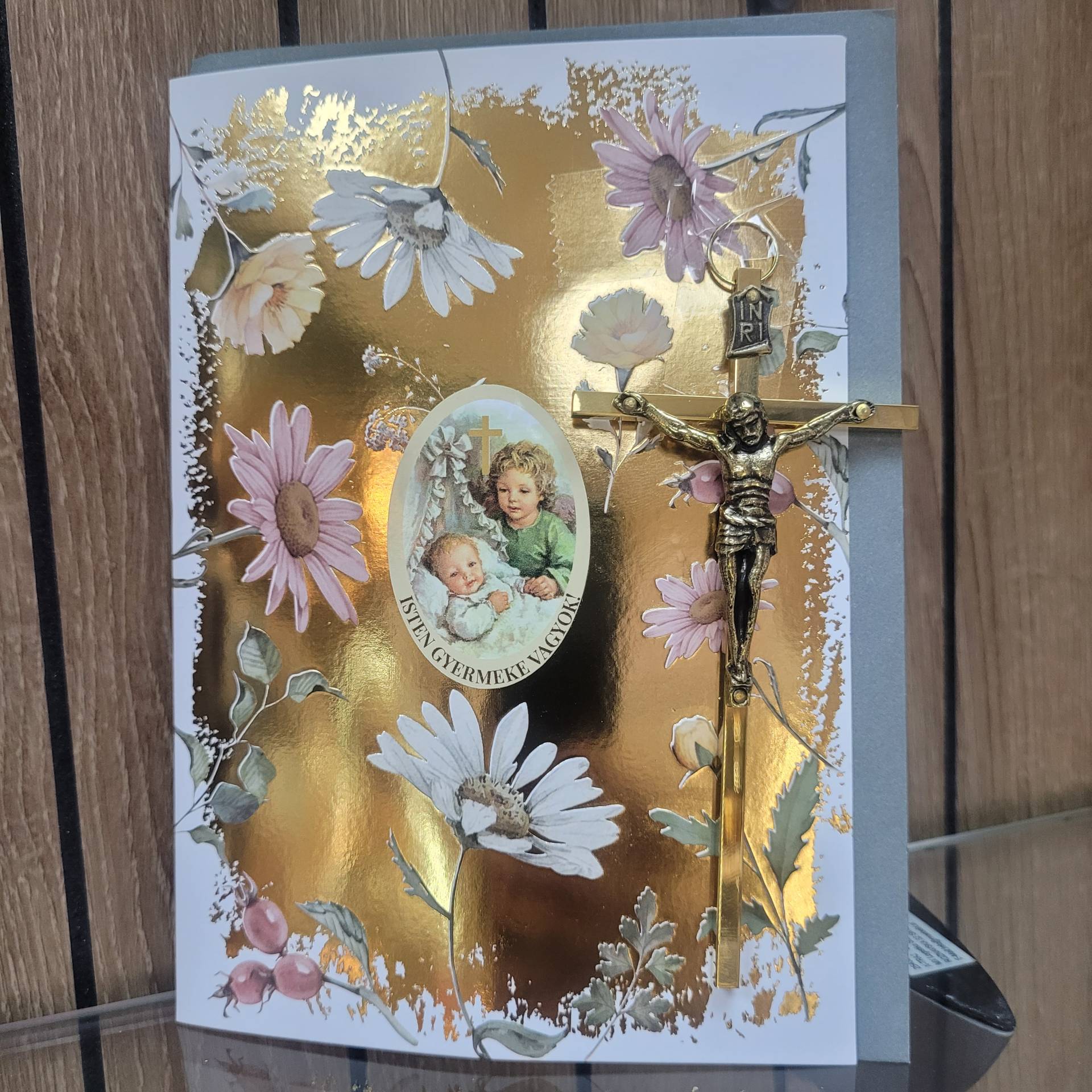Keresztelőre Babaszobaába Kereszt mérete: 8cm*4cm+ Gratulációs Lap  