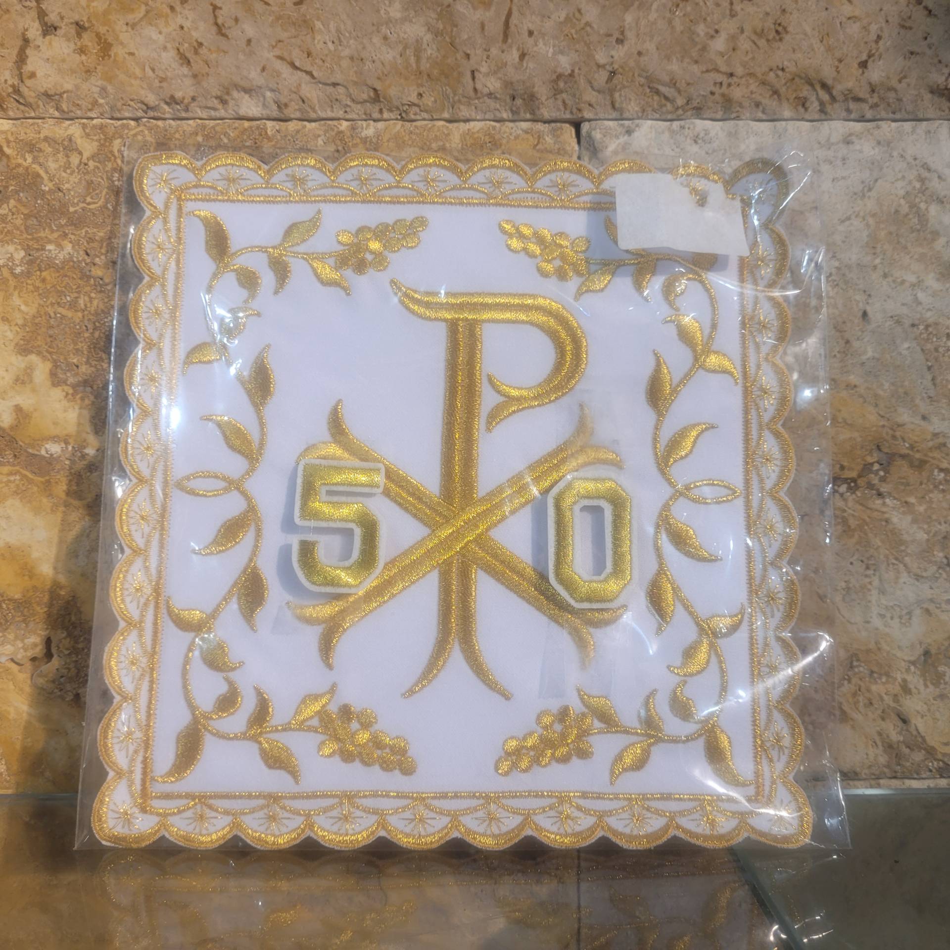 Gazdagon díszitett 50. ARANYMISÉRE KEHELYTAKARÓ 
